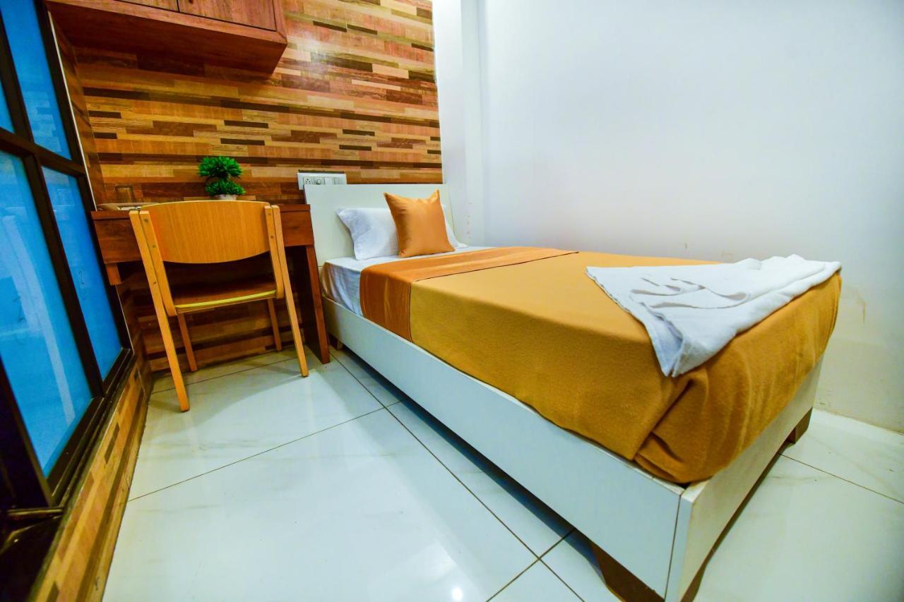 Hotel Surya Lodge Májszúr Kültér fotó