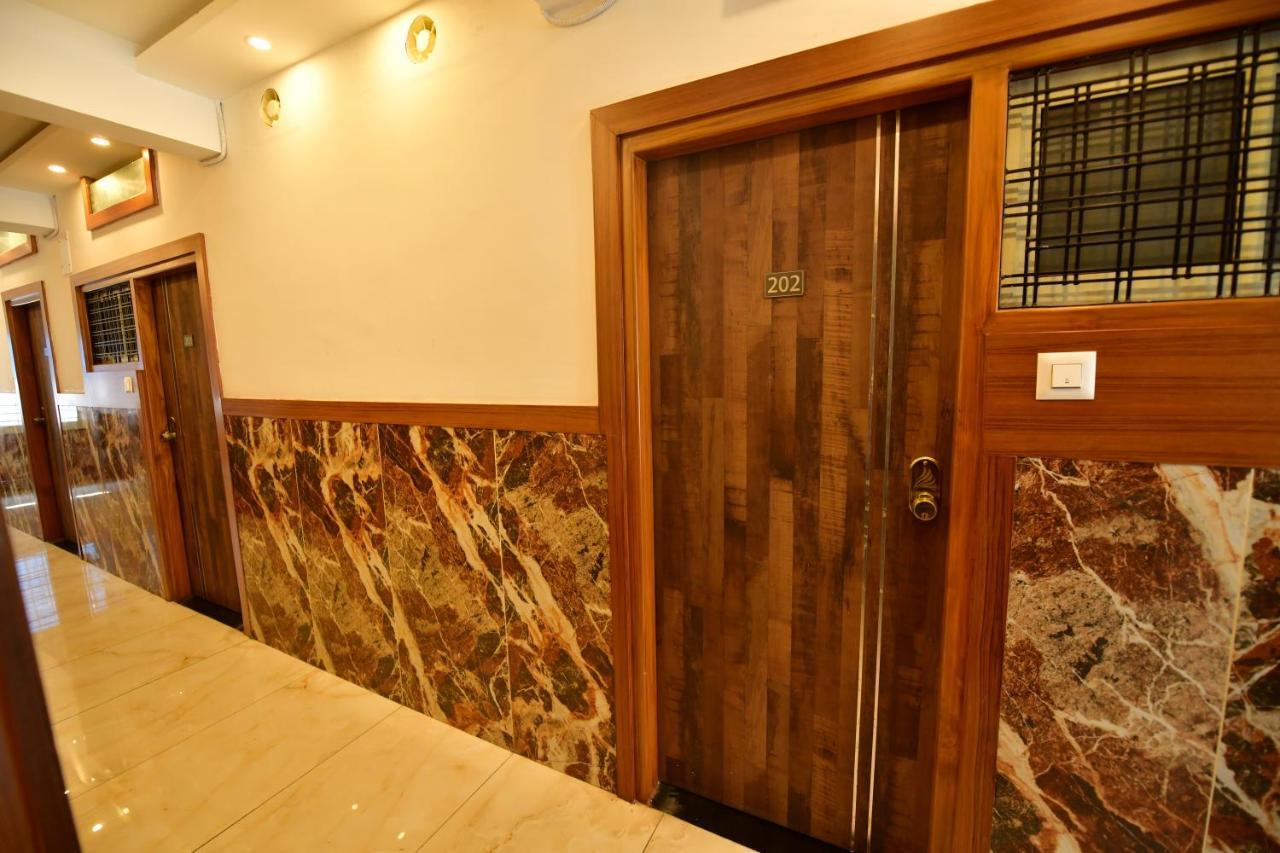 Hotel Surya Lodge Májszúr Kültér fotó